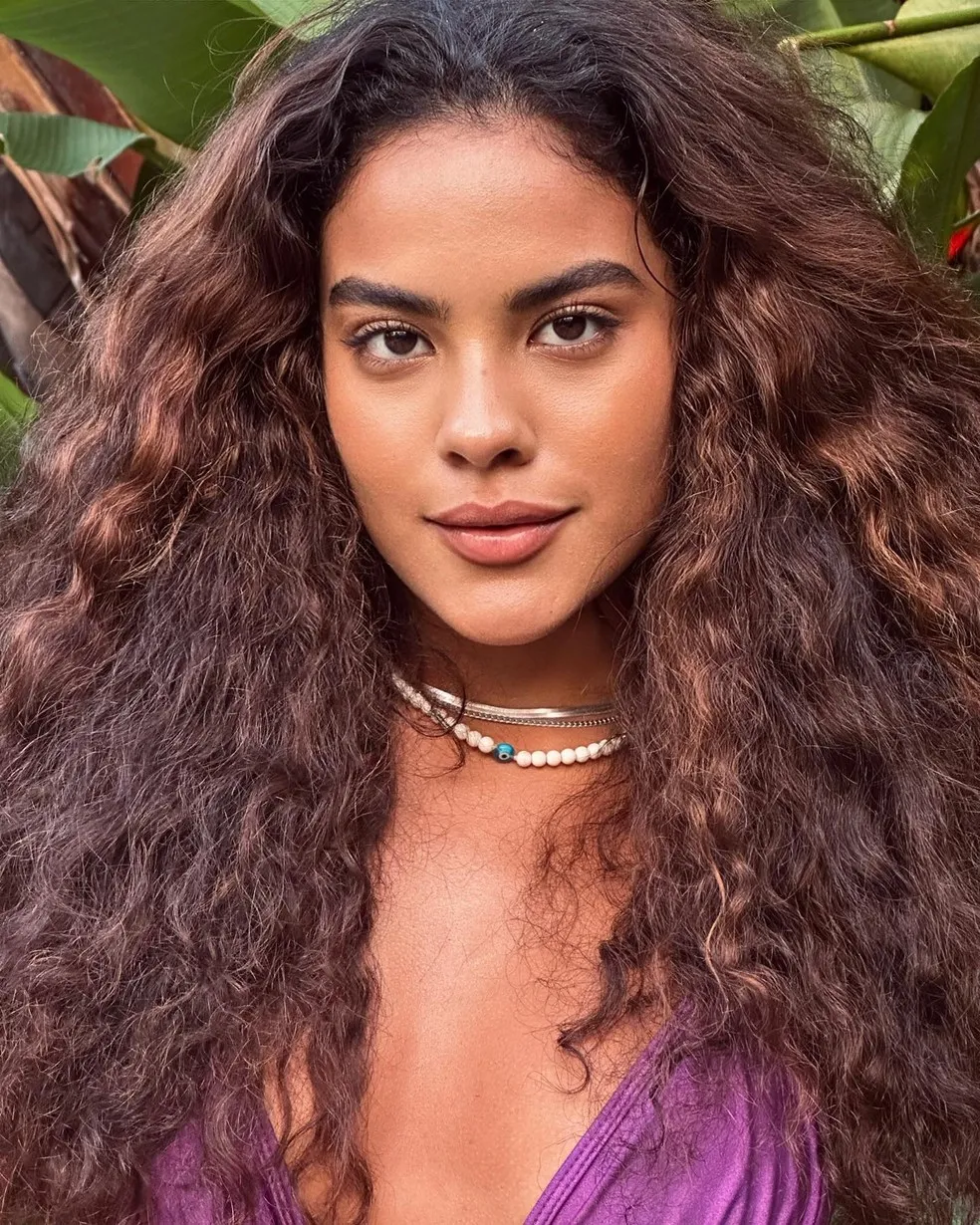 Bella Campos detonada por look « pijama » — o gatekeeping continua
