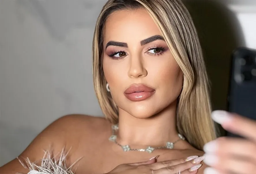 Deolane Bezerra press shot