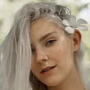 Eva Elfie headshot 2024
