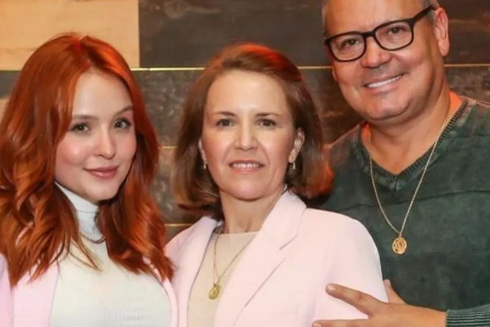 Larissa Manoela: o conflito com os pais 2023 — cronologia red carpet