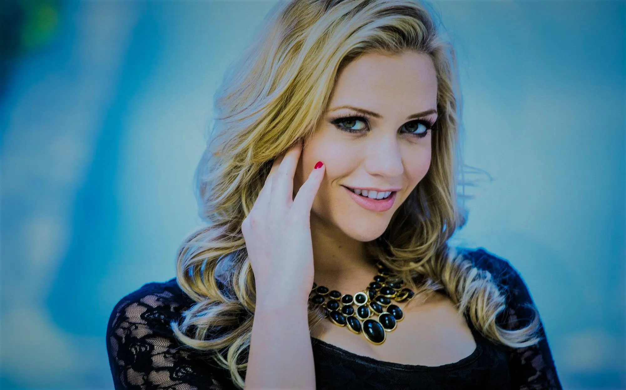 Mia Malkova red carpet