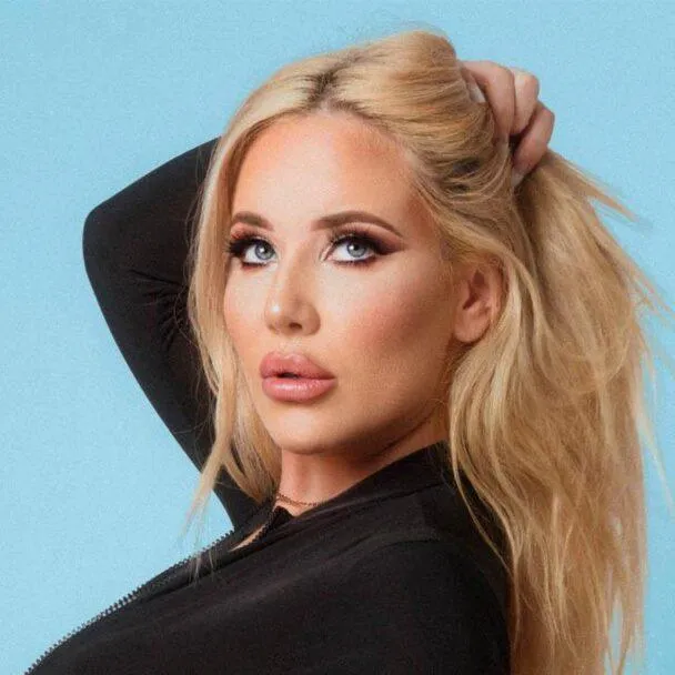 Savannah Bond press shot
